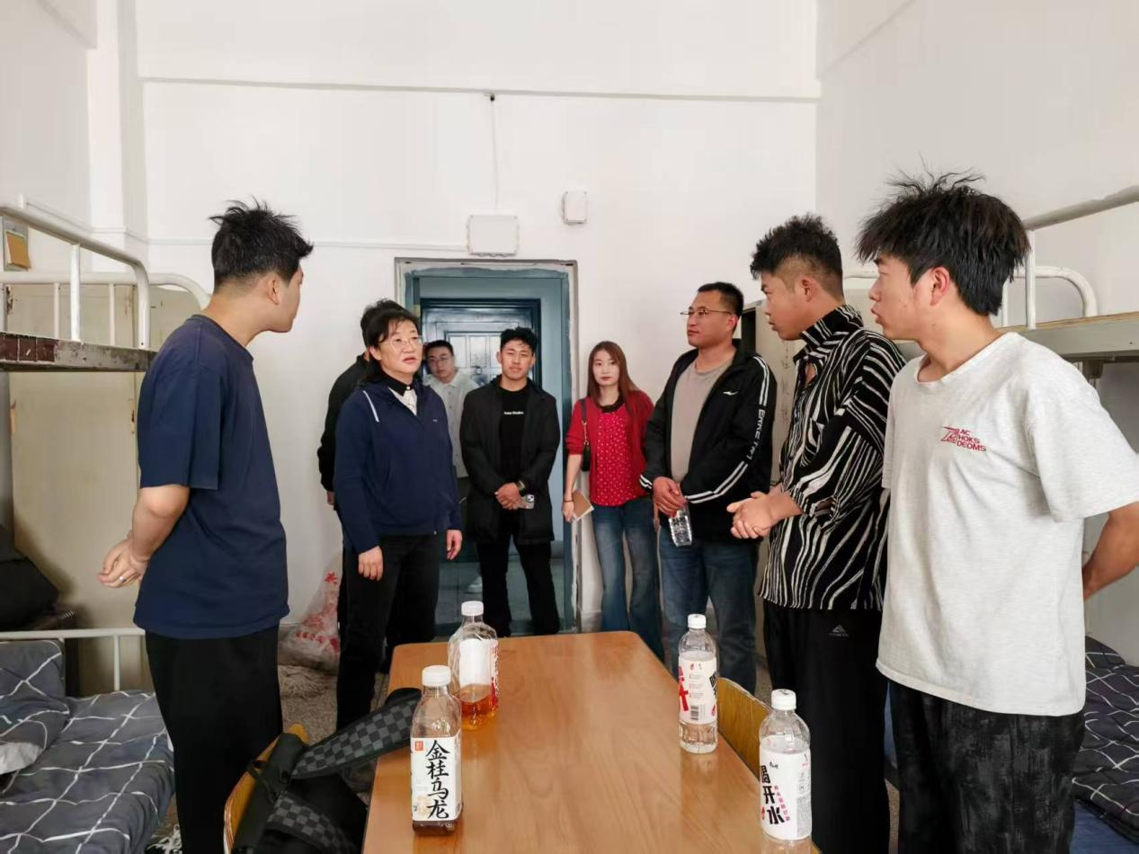 2026世界杯官方合作网站信息科学与工程学院 院领导及老师们走访、慰问新生宿舍